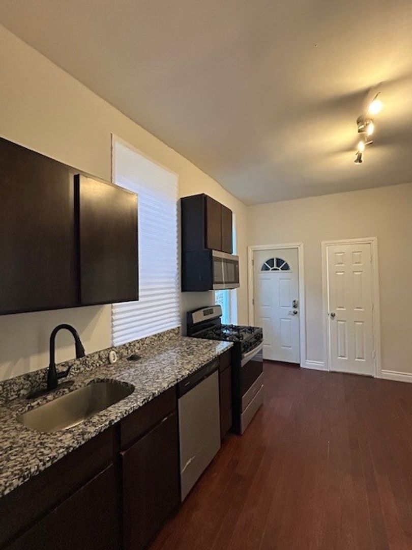 Chicago Apartment: 2903-05 W. 25th St