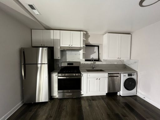 ⚠️ Pilsen 2BR❗In-Unit Laundry + Central A/C + Prime Location – photo 1