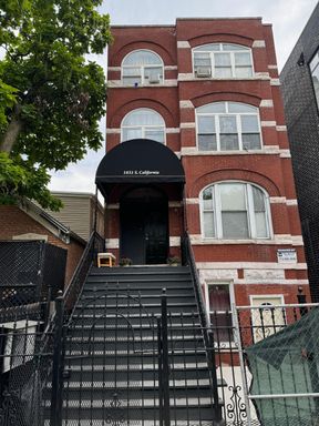 Bright 3BR Apartment Across from Douglass Park, Spacious Layout & Prime Location – photo 1