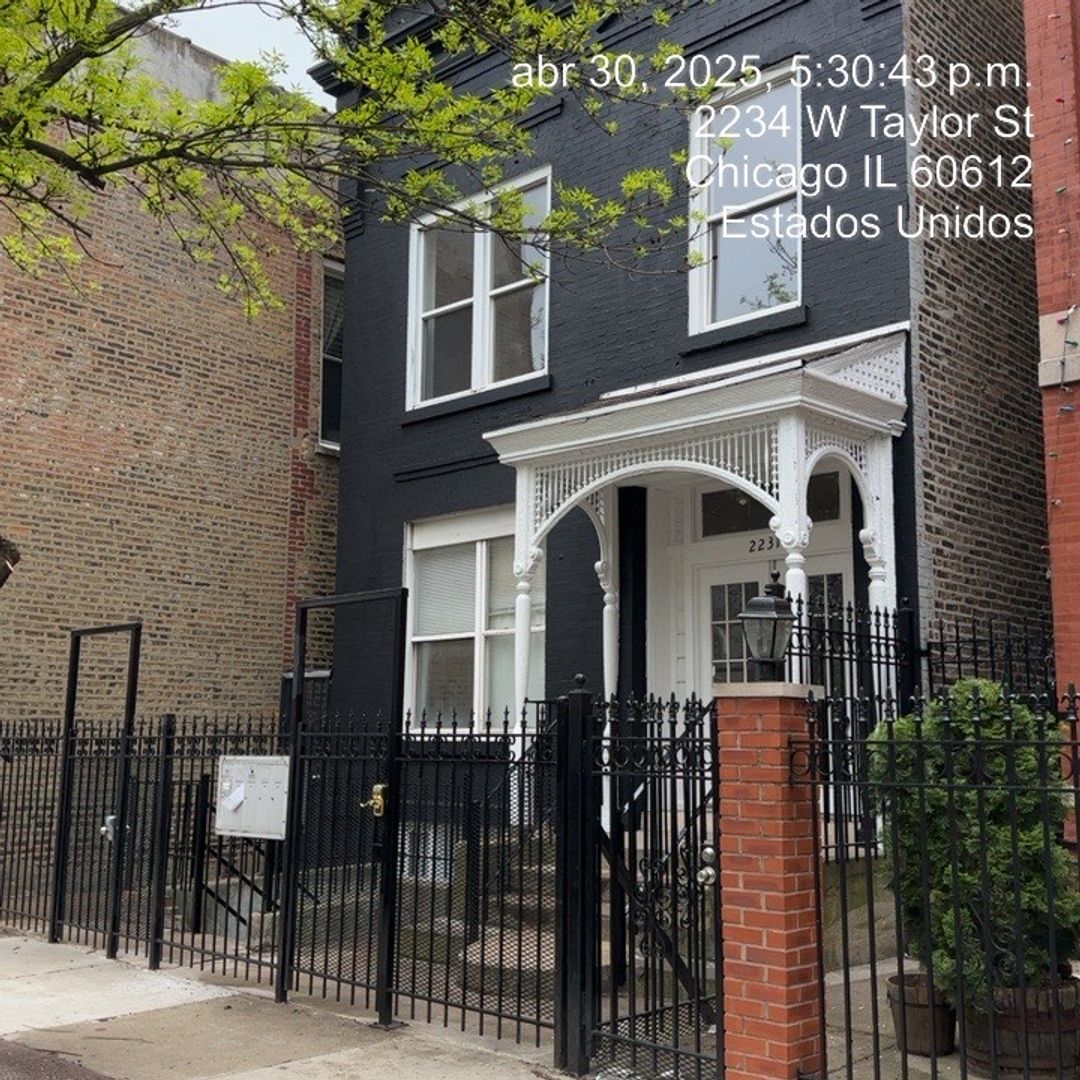 Chicago Apartment: 2231 W. Taylor St