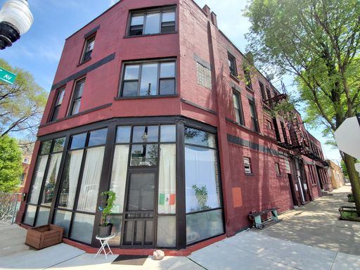 !!In Hot Pilsen! 2 bedroom/1 bathroom!! – photo 1
