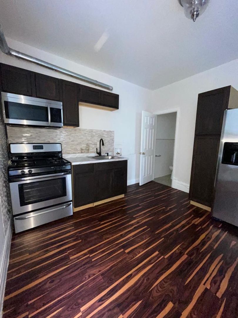 Chicago Apartment: 2231 W. Taylor St