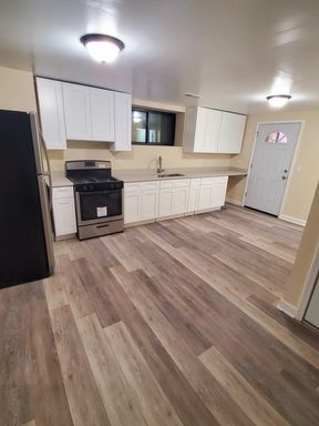 Beautiful 2 Bed 1 Bath Steps from Douglass Park with IN UNIT LAUNDRY!⚠️ – photo 1
