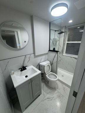 Remodeled Studio Apartment In Marshall Square! – photo 1