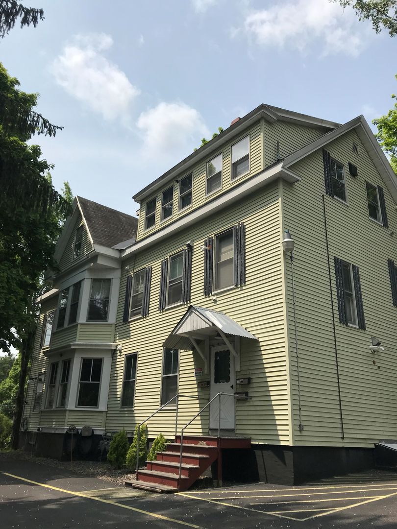 Westbrook Apartment: 66 Stroudwater St. #2
