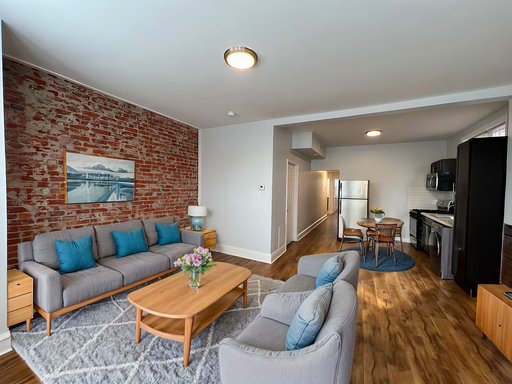 2b/1b beautiful bay window apt! – photo 1