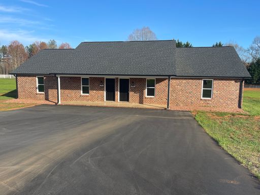 Available NOW! 2BD 1 BA Duplex in Super Convenient Location – photo 1