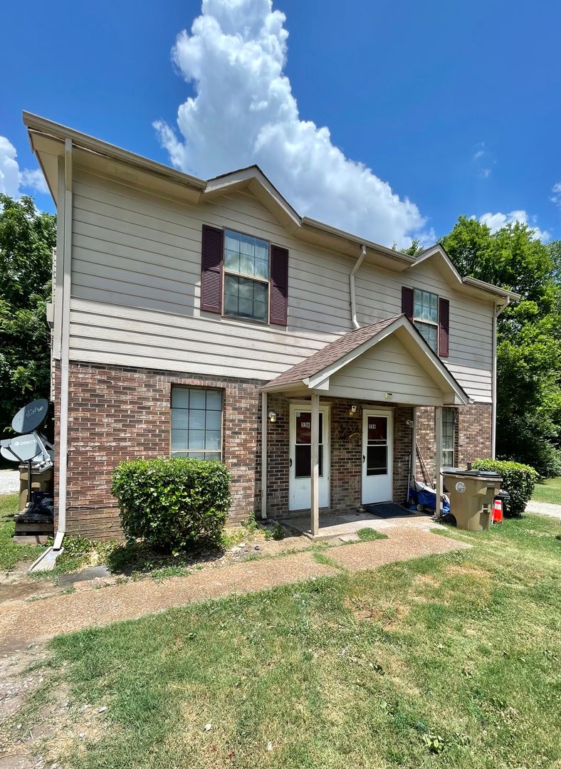 Renovated 1 Bedroom / 1 Bathroom in Madison! Pet friendly! A block from everything you need!