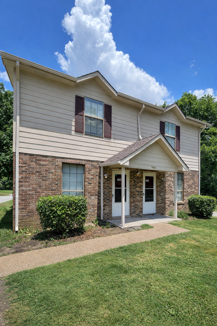 Madison House: 336 E Webster St