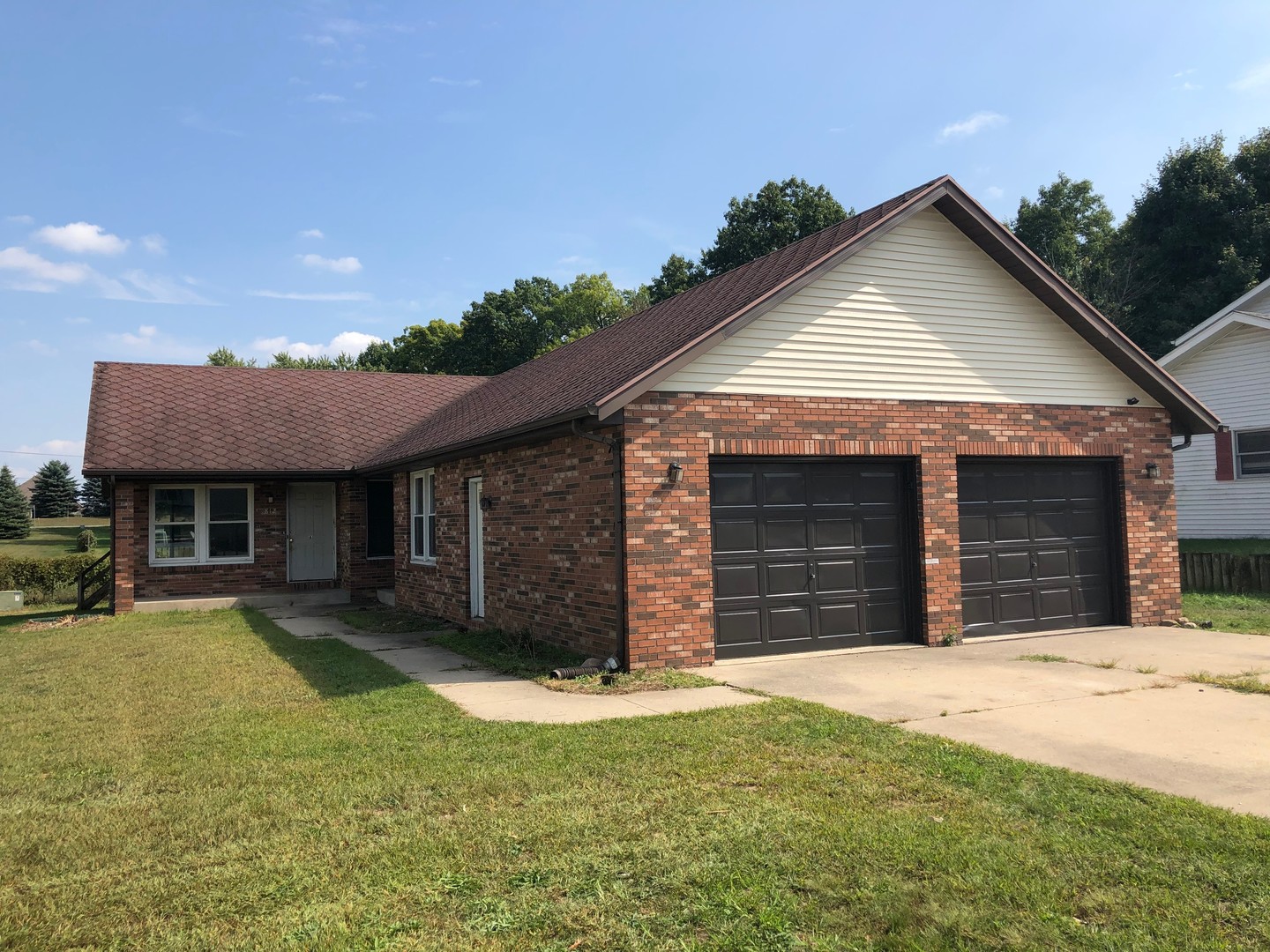 Middlebury House: 812 Antler Drive Apt A