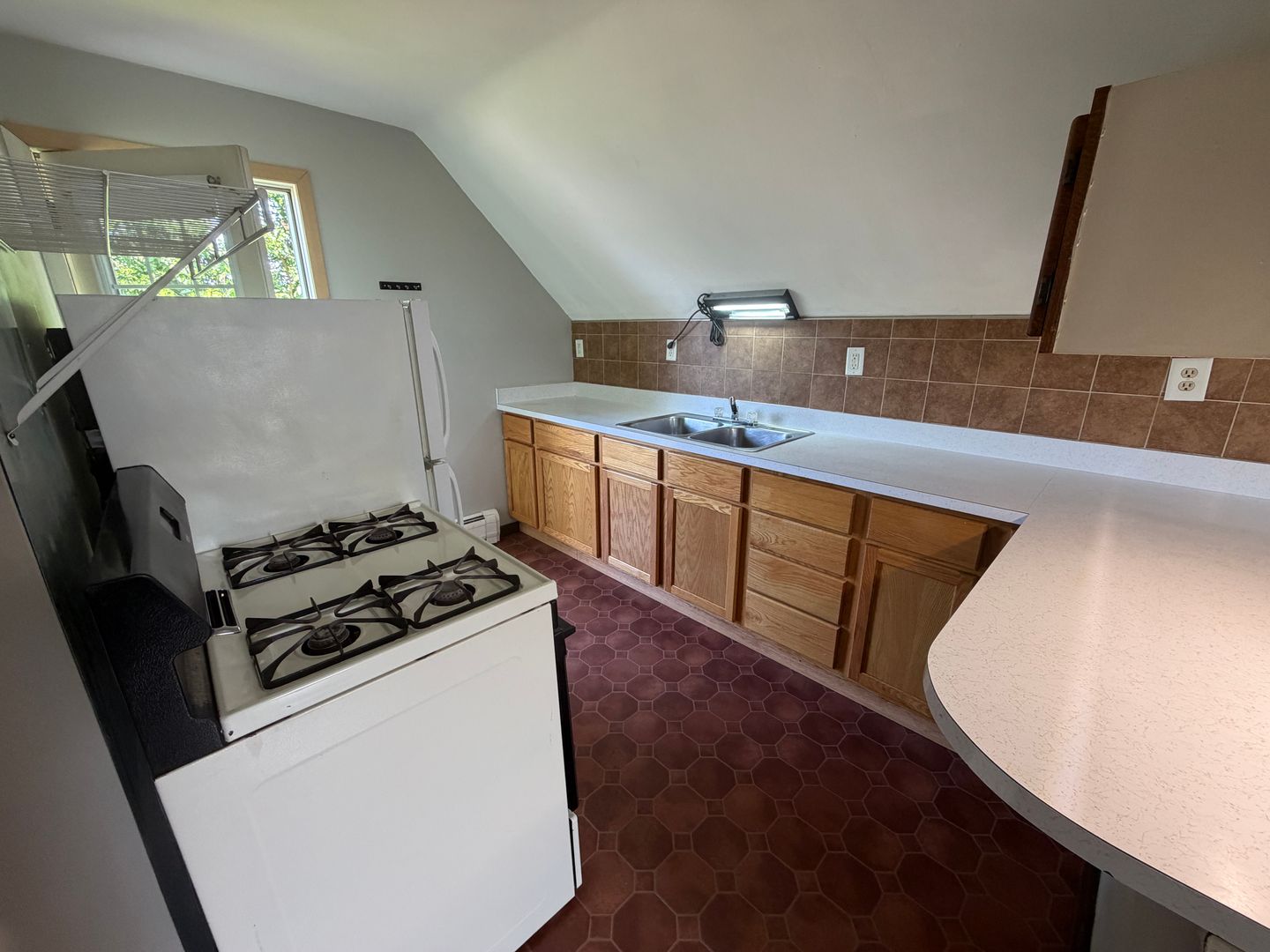 Goshen Apartment: 401 1/2 Queen Street