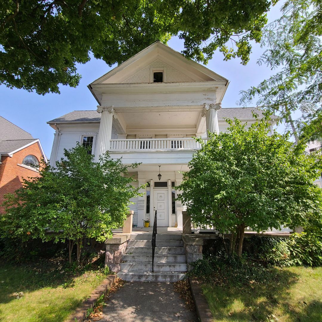 Goshen Apartment: 112 S 5th Street Apt 4