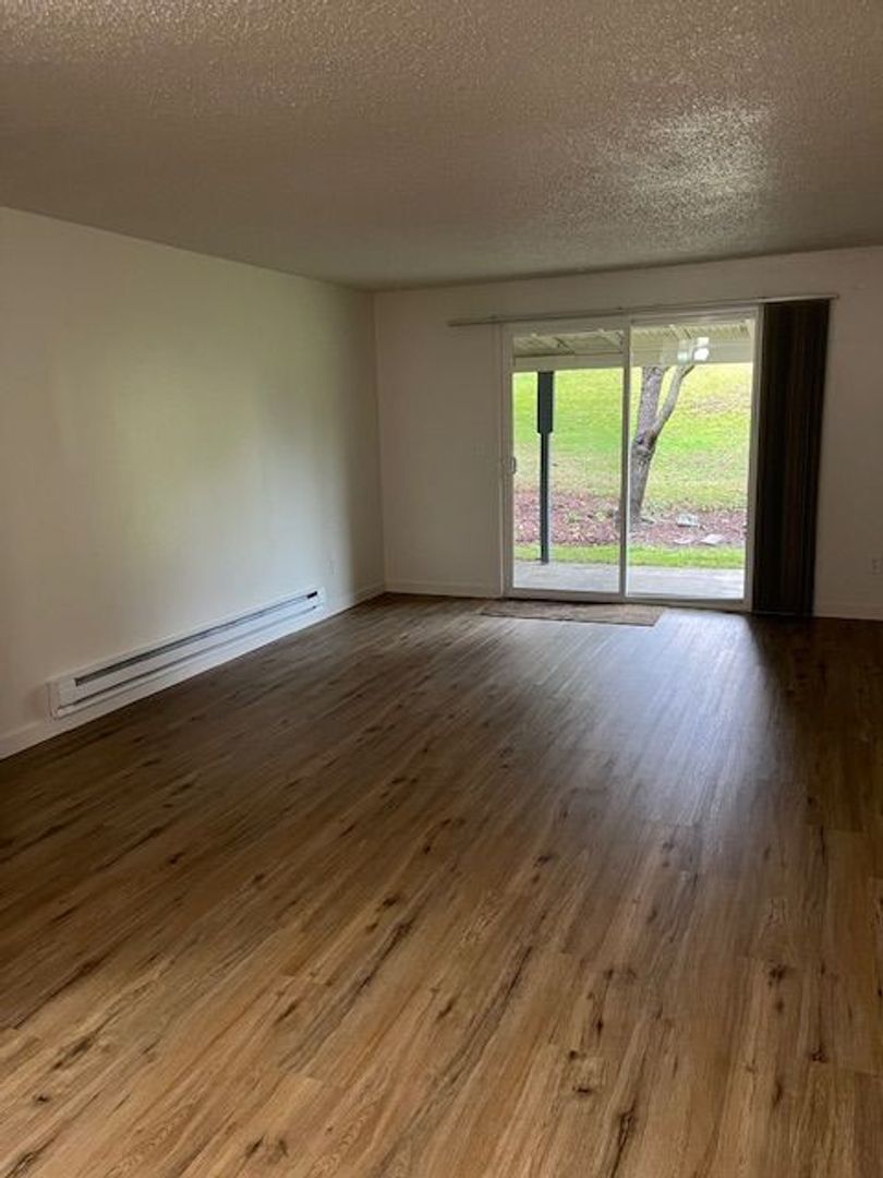Puyallup Apartment: 6402, 6404 and 6406 104th Street E