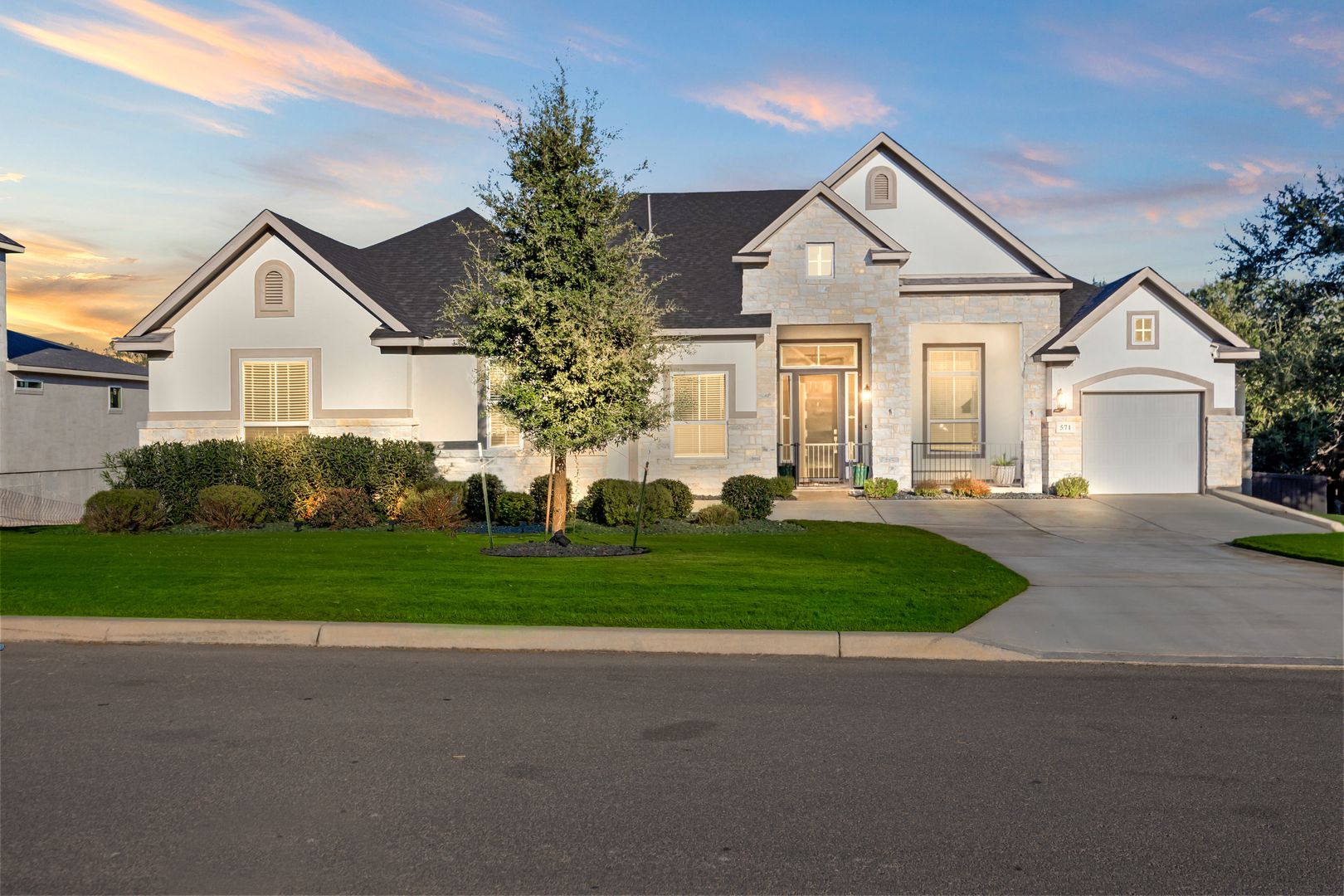 Castroville House: 571 Englewood Ln