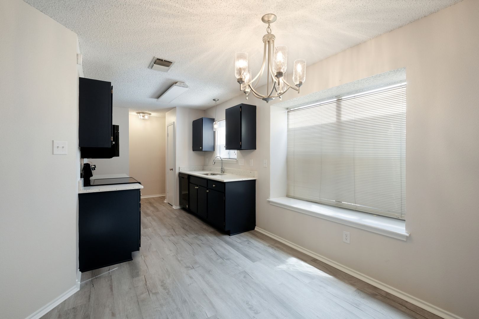 Universal City House: 629 Fern Meadow