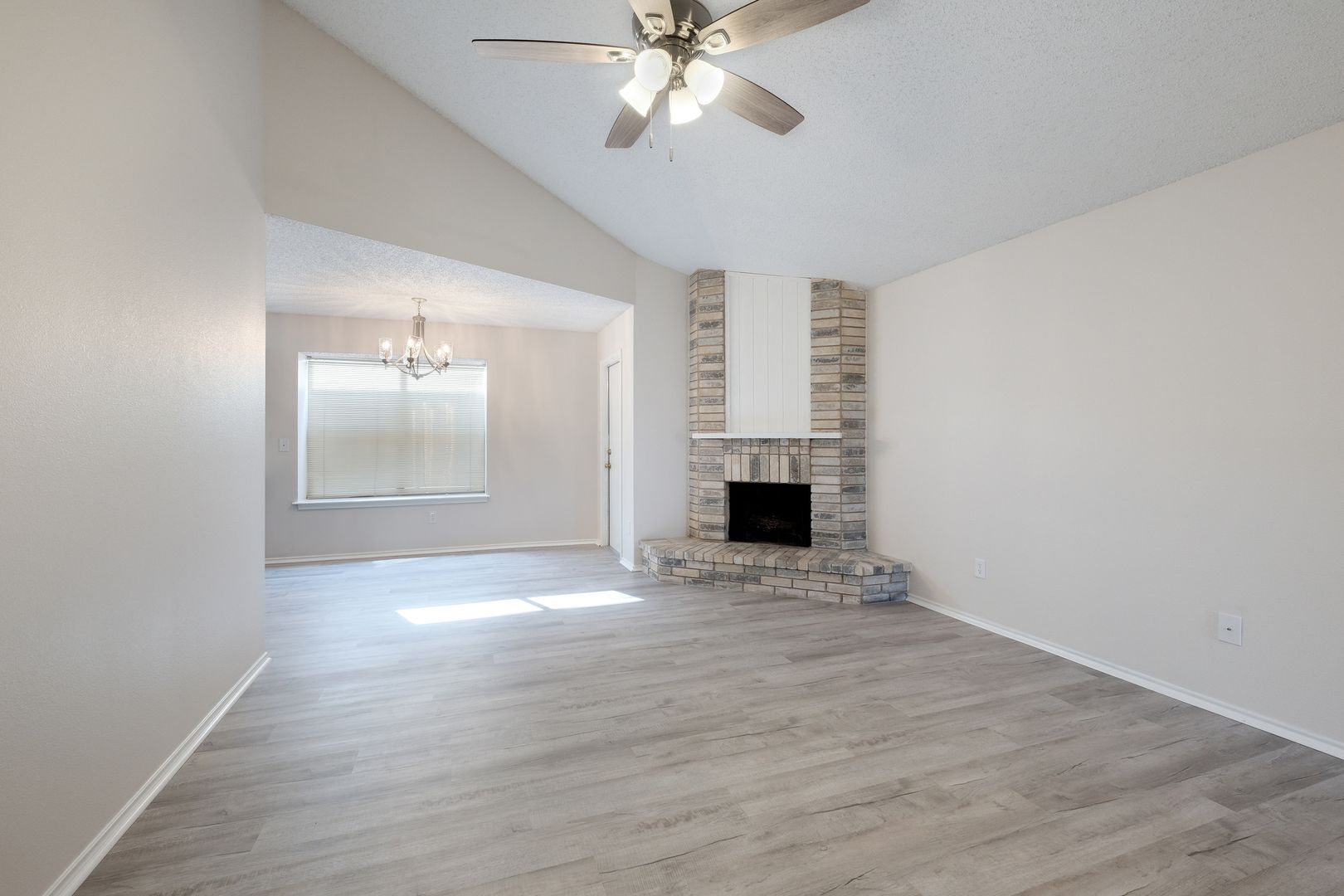 Universal City House: 629 Fern Meadow
