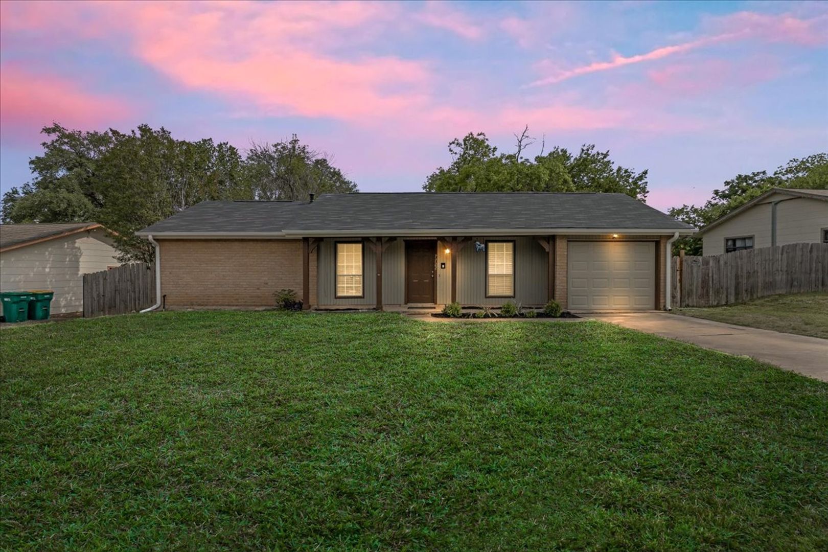 Live Oak House: 7722 Strolling Ln