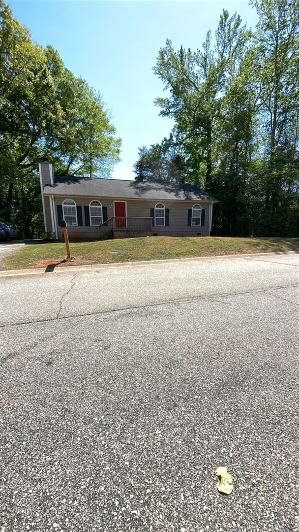 Greenville Apartment: Wrangler Court