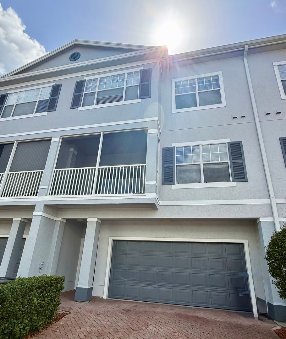 Orlando Apartment: 2424 Grand Central Parkway