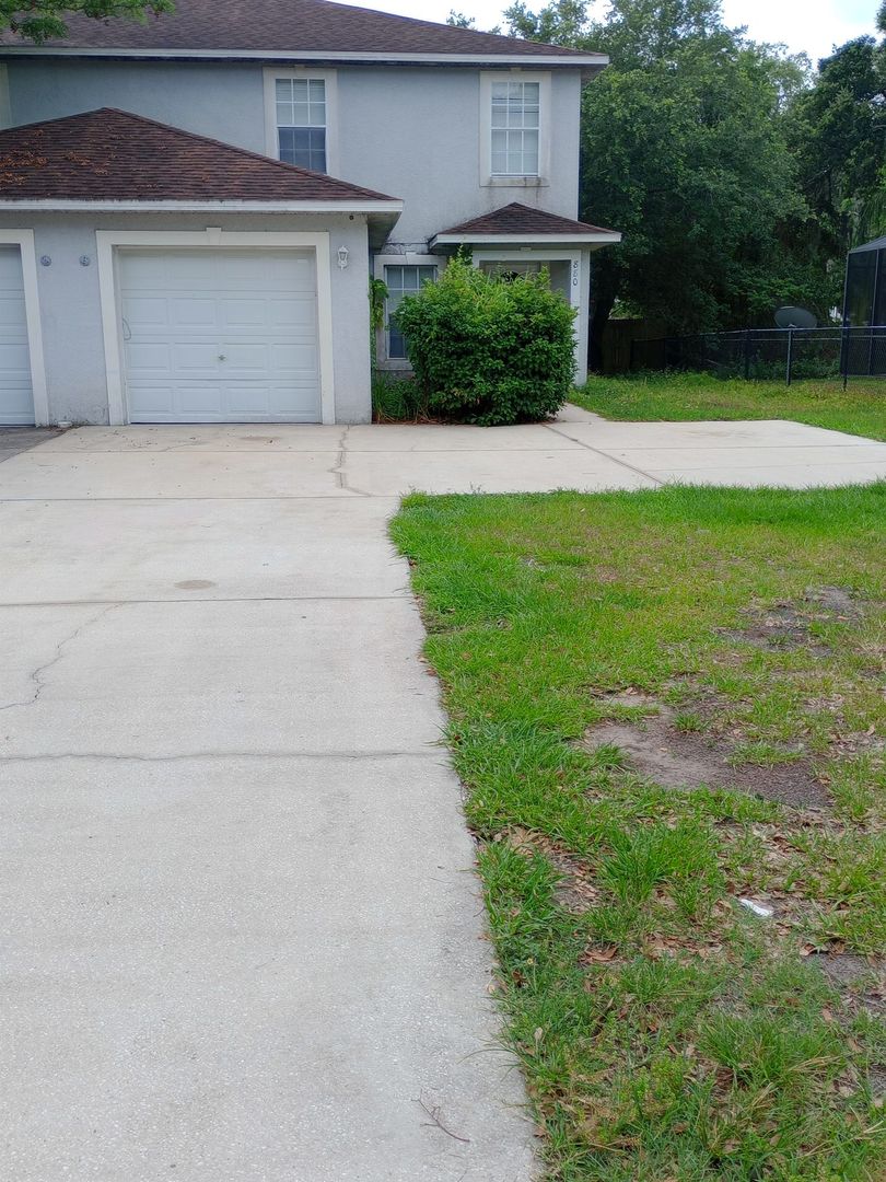Kissimmee Apartment: 880 E. Columbia Ave.