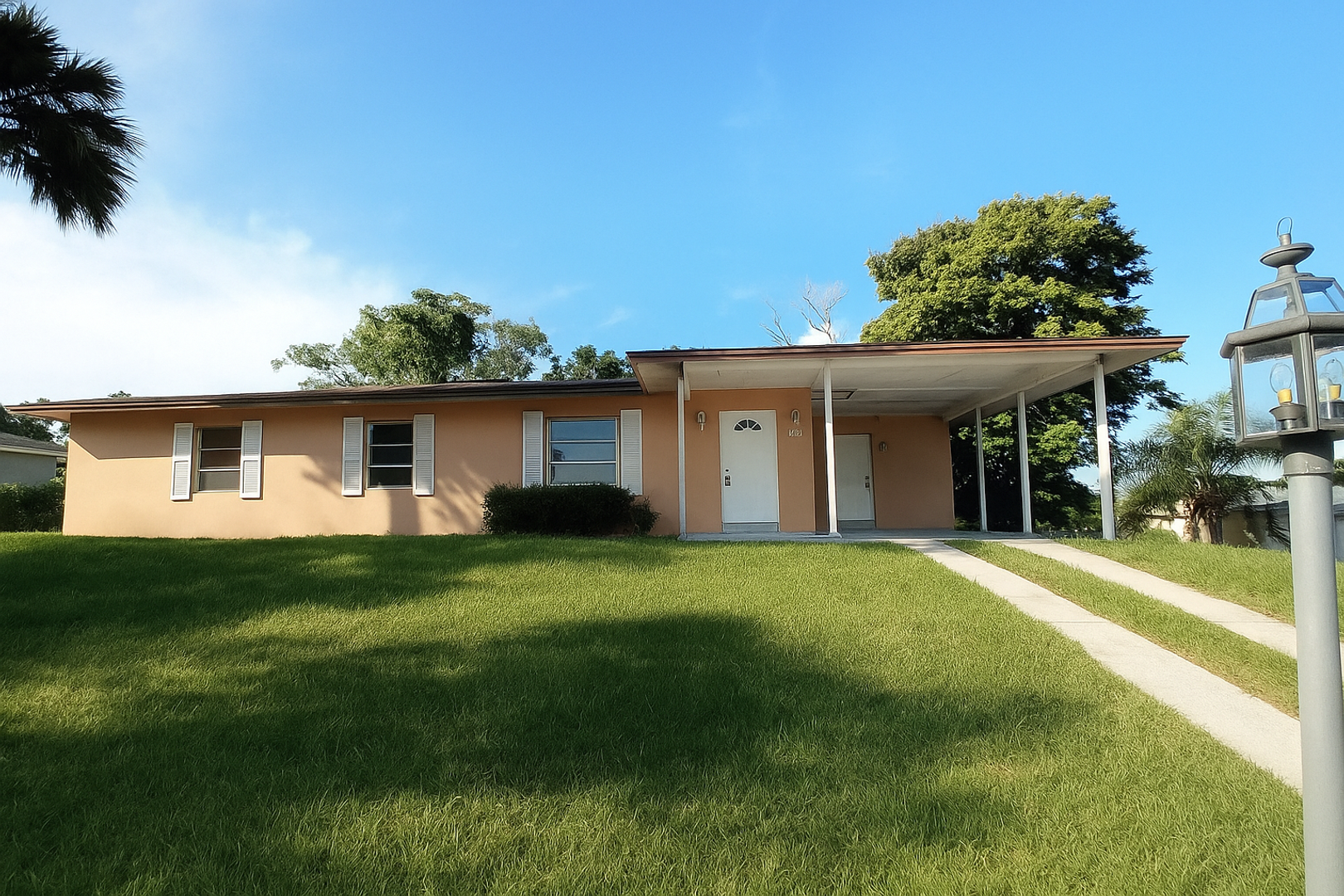 Deltona House: 2283 Howland Blvd