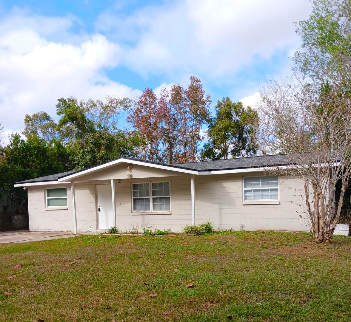 Brooksville House: 21377 Campbell Drive