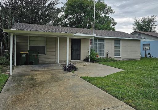 Spacious 3 bedroom 1 bath Single Family Home with Fenced in Yard!! – photo 1