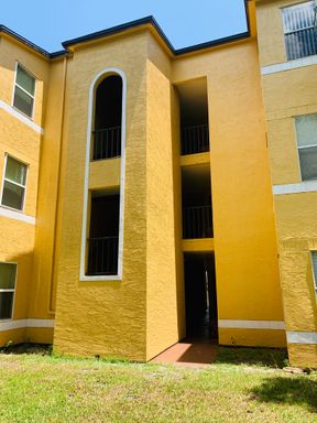Charming 1 bed 1 bath Condo on the second floor next to the Airport! – photo 1