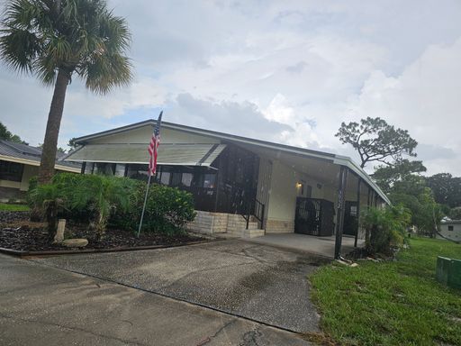 CUTE! 2 BEDROOM / 2 BATH MANUFACTURED HOME IN 55 + COMMIUNITY (OVEIDO)