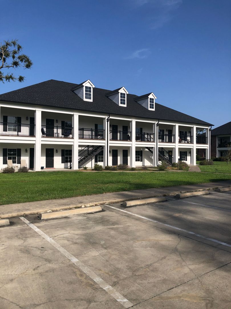 Lake Charles Apartment: 2020 Elm Street