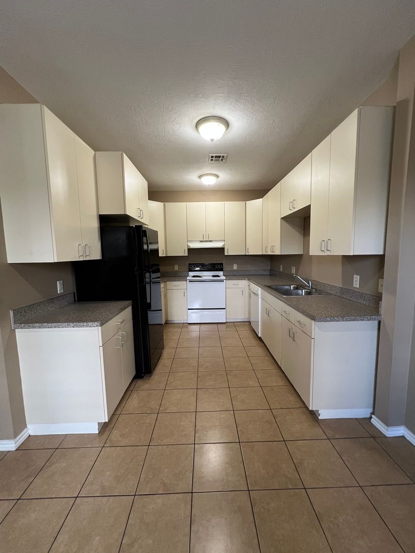 Lake Charles Apartment: 118 W Lagrange
