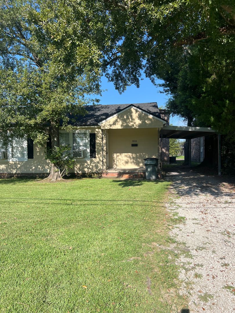 1 bedroom 1 bath Duplex for lease 