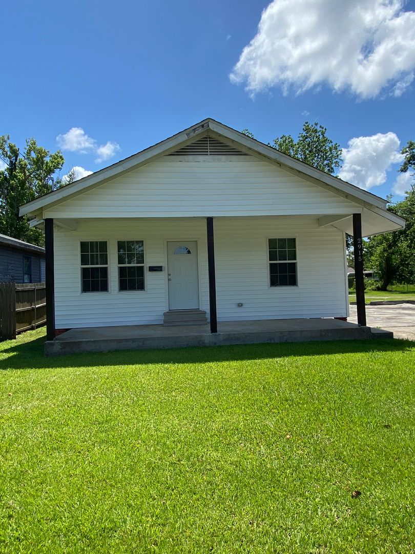 Lake Charles House: 2915 Enterprise Blvd