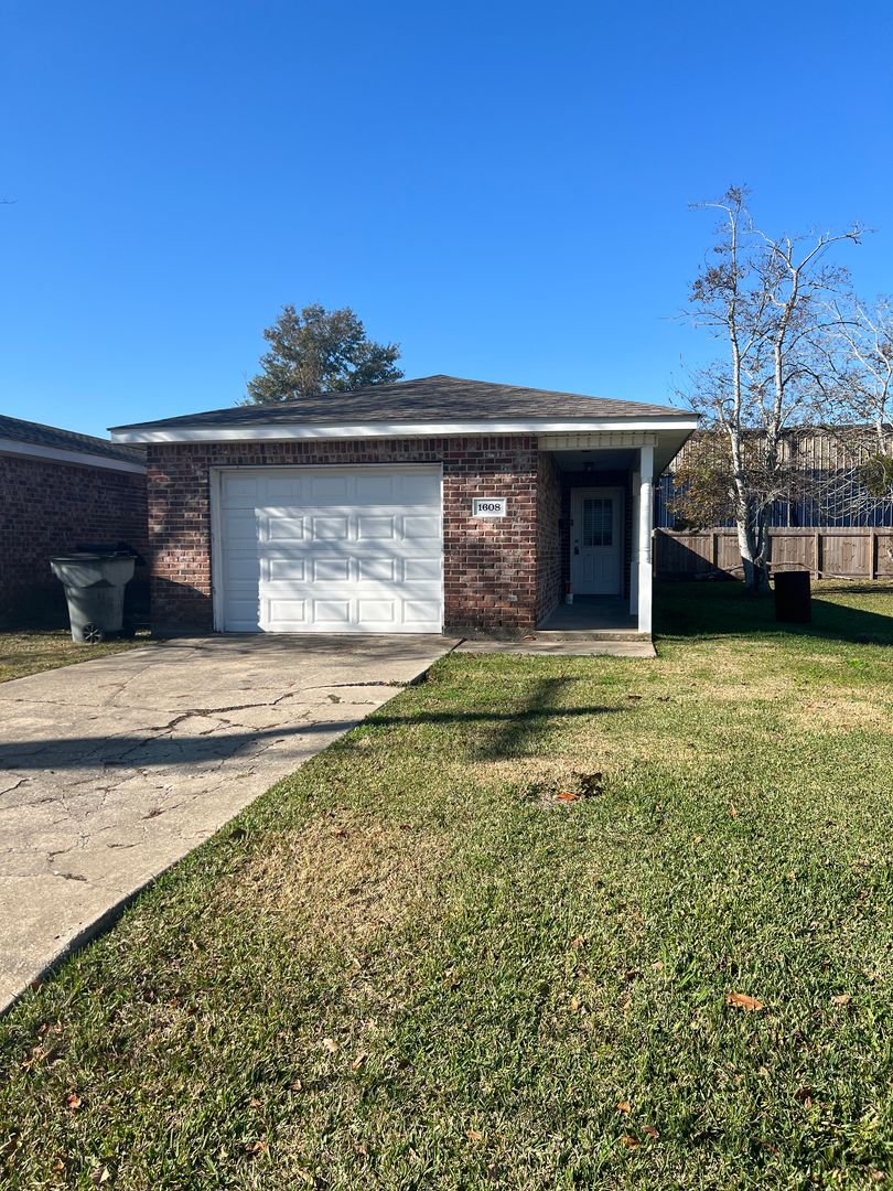 Lake Charles Apartment: 1608-1612 W Common