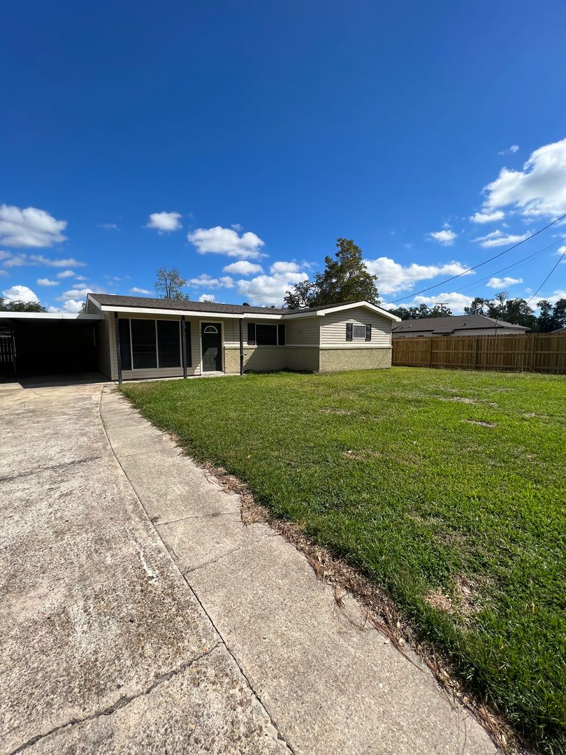 Sulphur House: 606 Woodland - Woodland