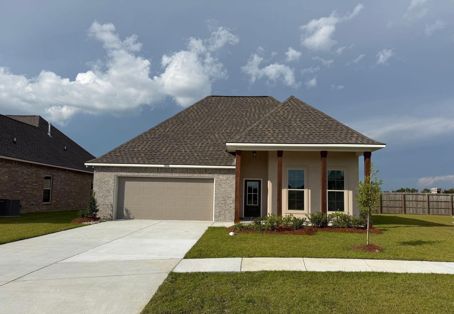 Prairieville House: 38486 Queen St