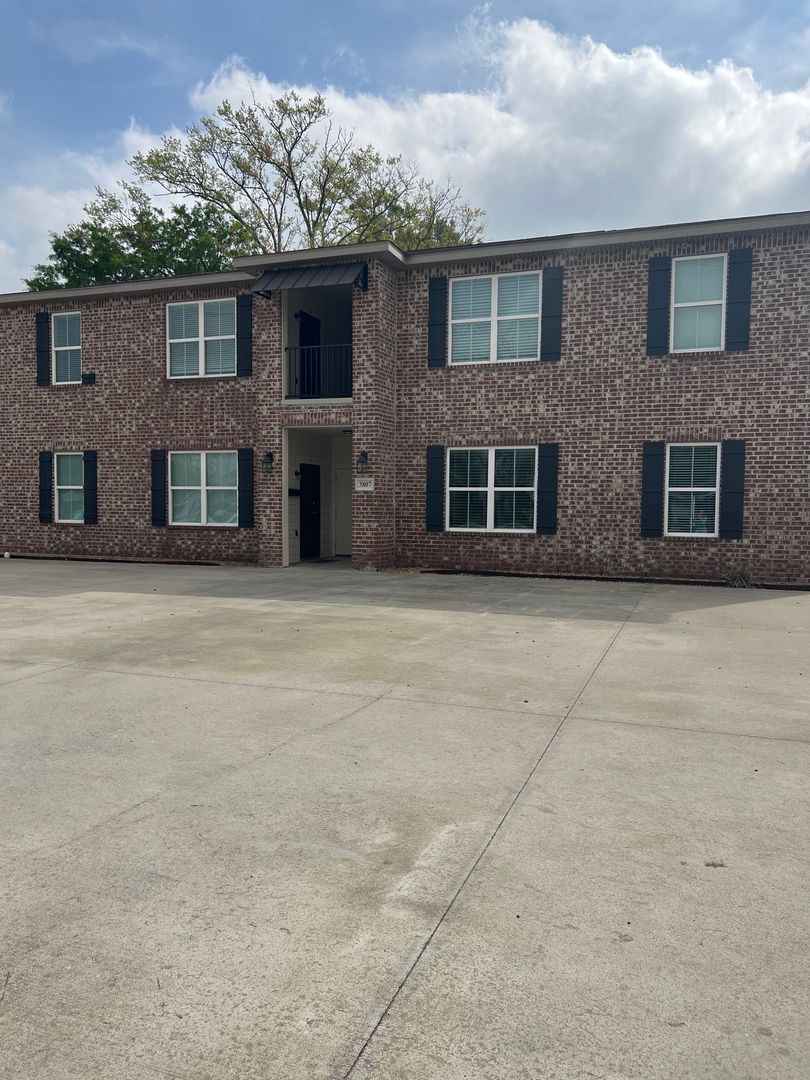 2 bedroom 1 bath apartment for lease 