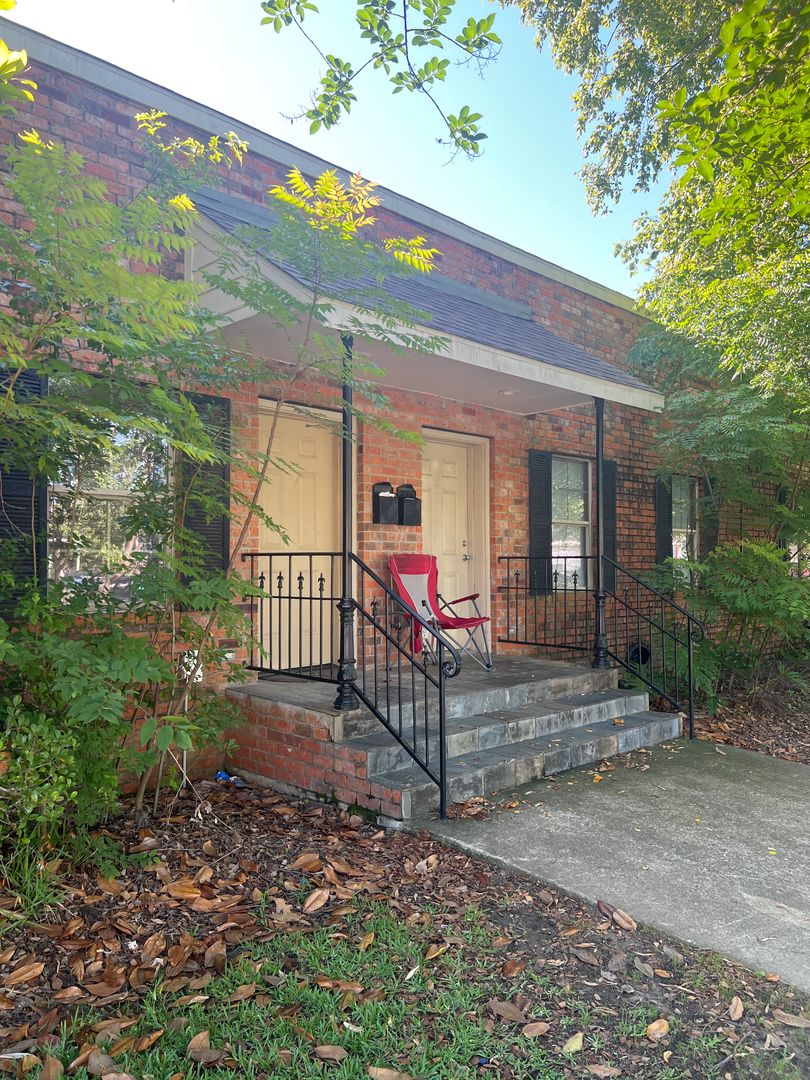 Lake Charles Apartment: 1605 W Common