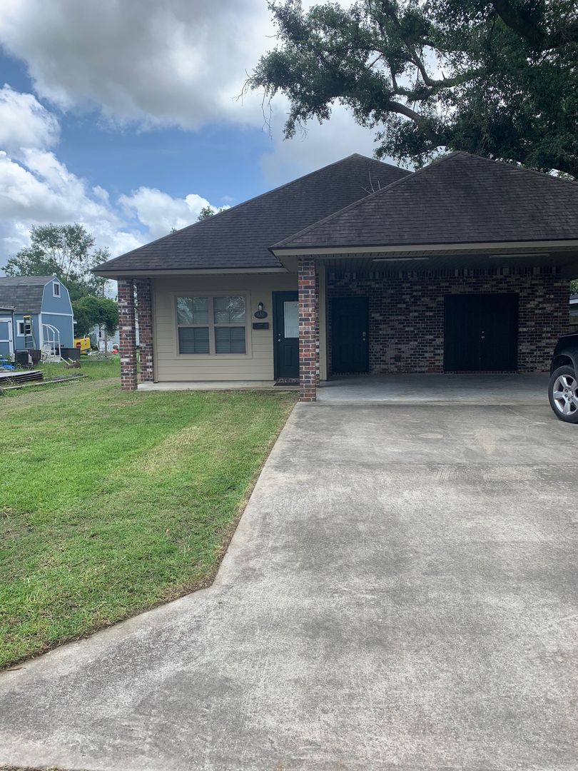 Lake Charles House: 612 Madeline st