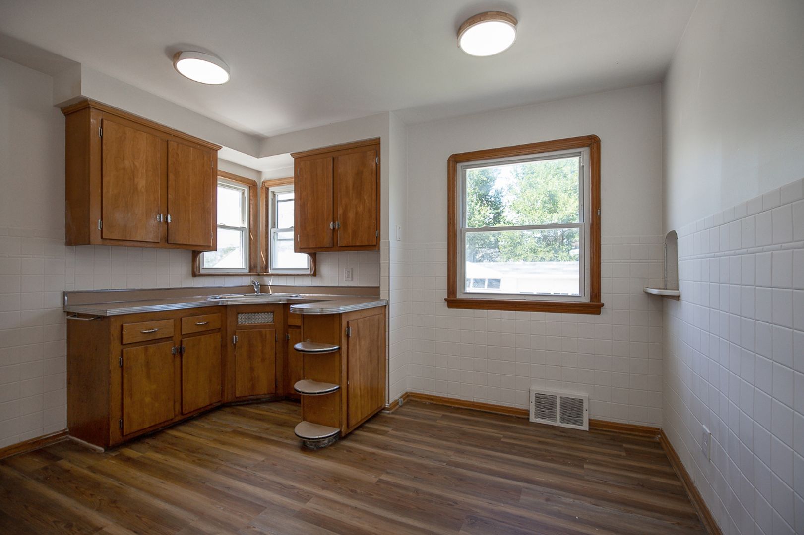MAPLE HEIGHTS House: 16011 MAPLEWOOD AVE