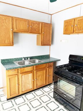 3 Bed, 1 Bath Beatufil Upper Unit In The Shaker-buckeye Neighborhood! – photo 1