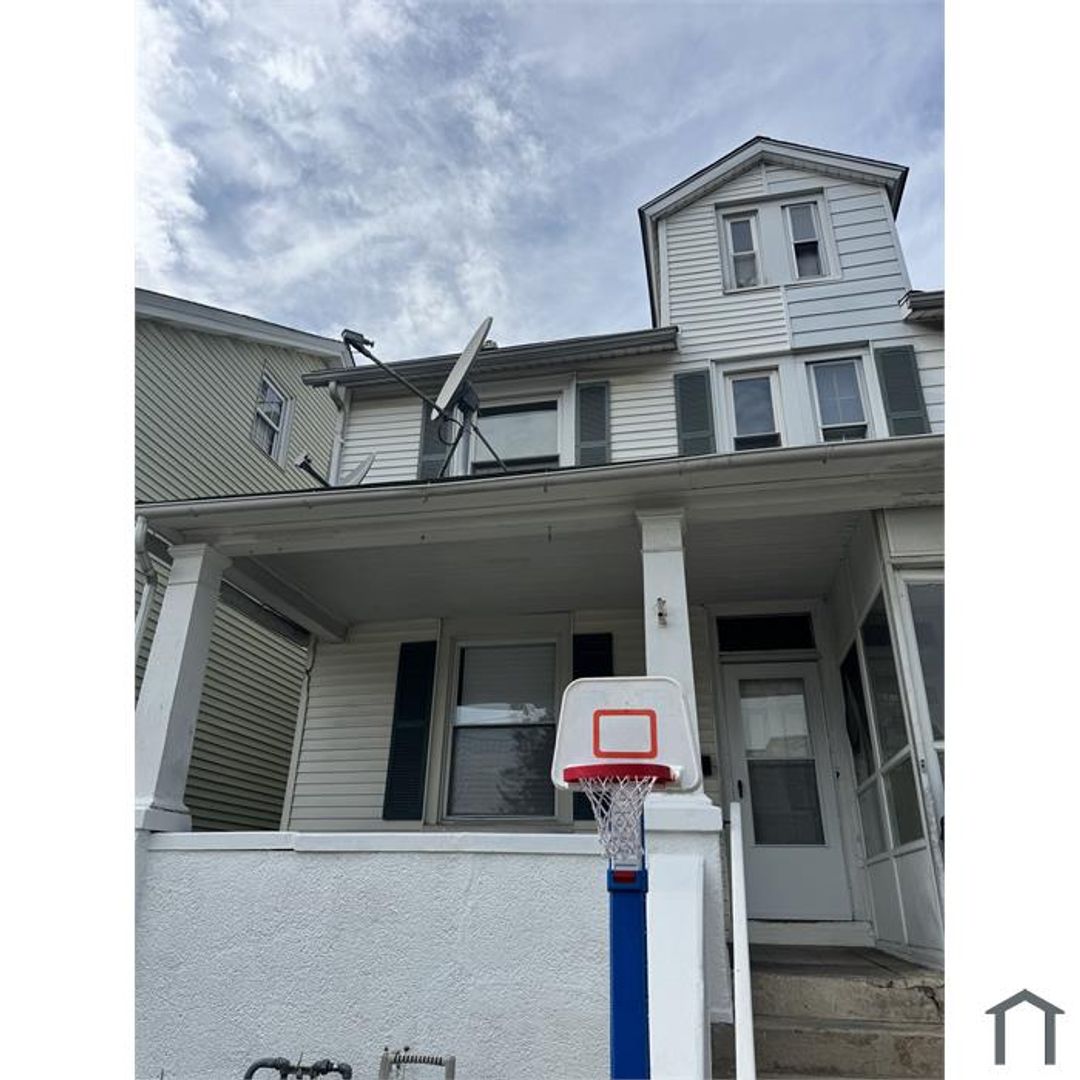 Coatesville House: 409 E Chestnut St.