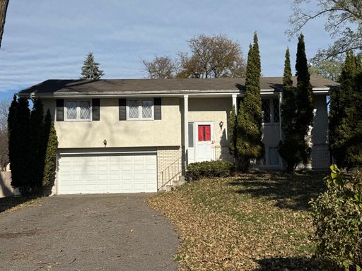 4 Bedroom 2.5 Bathroom House Available Now: Tons of Space & Vintage Charm! – photo 1