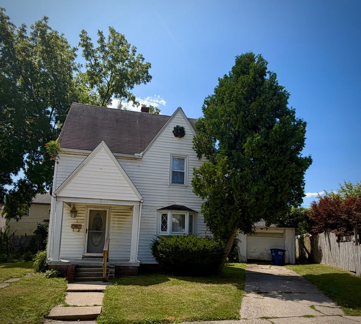 Toledo House: 2 Charlevoix Ct