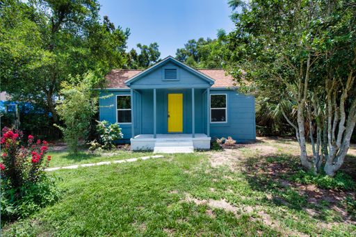 1/2 OFF FIRST MONTH’S RENT + WAIVED APPLICATION FEES! | Charming 2-Bedroom Pensacola Home – photo 1