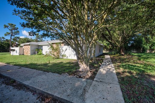 Gulf Breeze Gem! Charming 1-Bedroom with Private Patio – Water, Trash & Lawn Care Included!