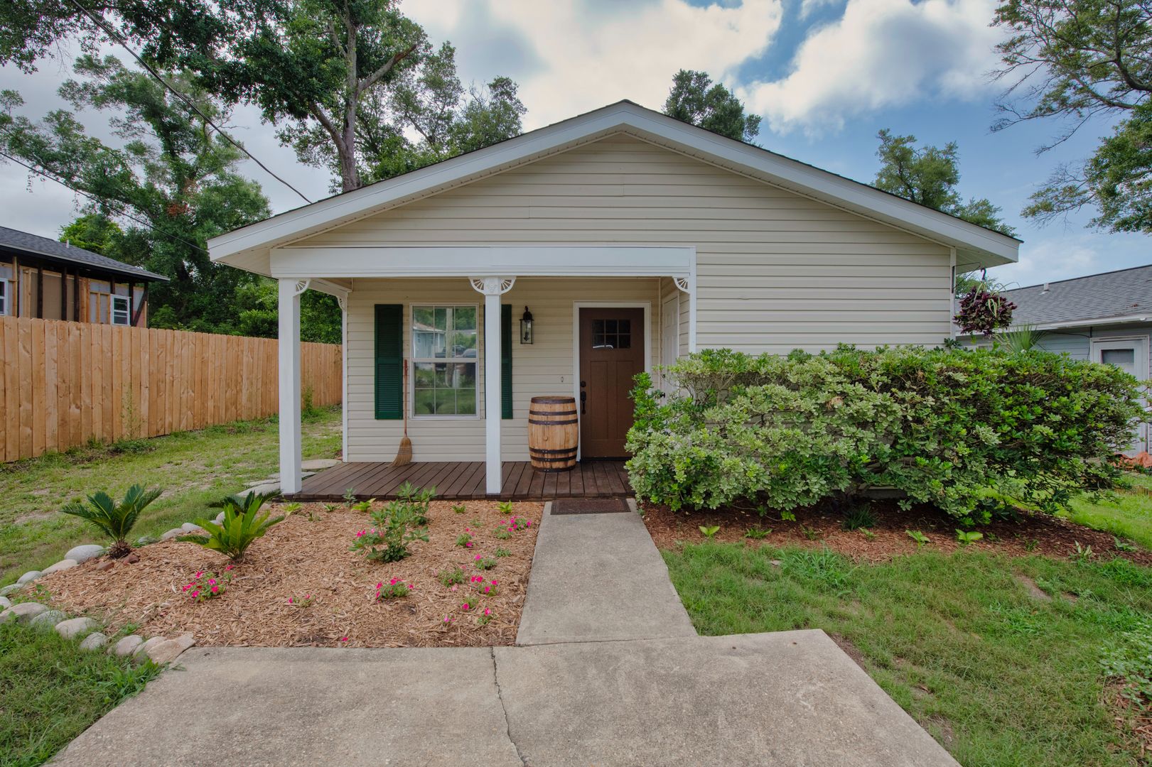 Pensacola House: 304 N E St