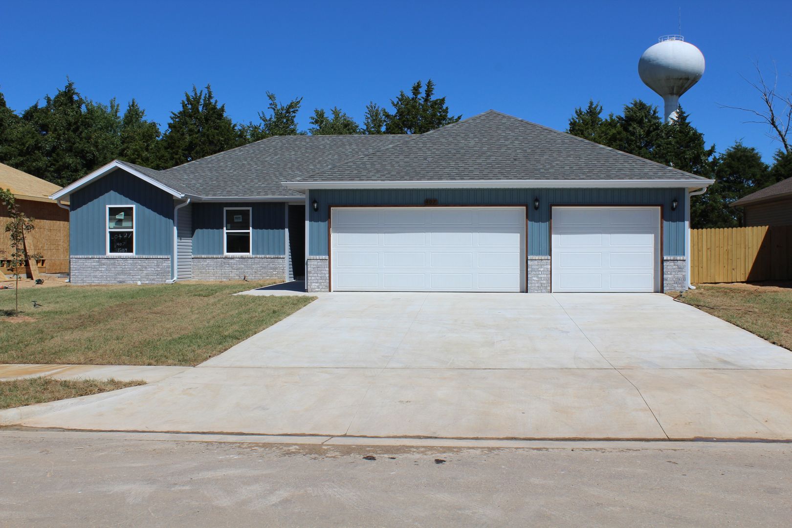 Strafford House: 407 E Rosalie