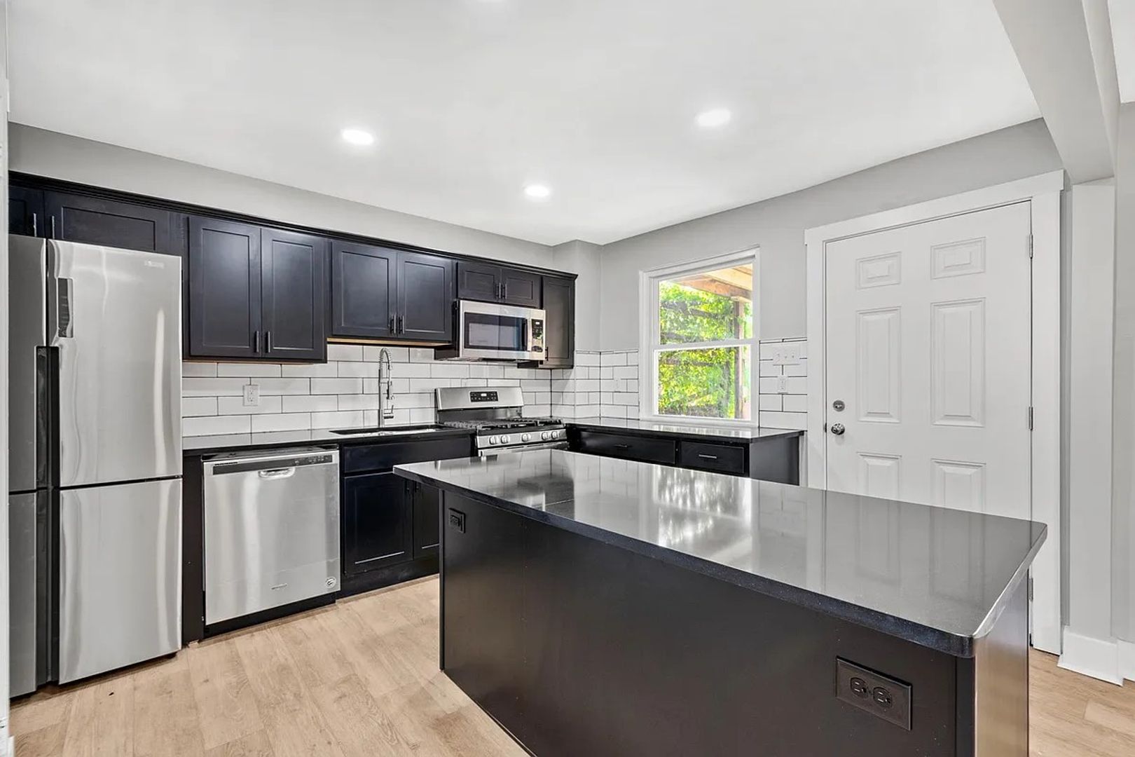 Munhall Apartment: 408 E 8th Ave