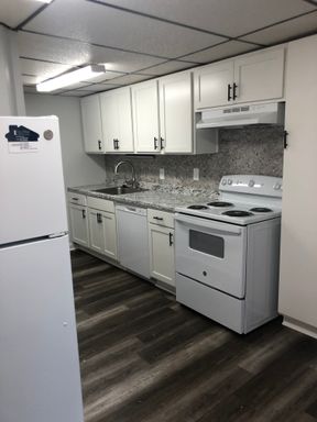 Private Room in Apt 1 - BEAUTIFUL 4BD / 2BA - EMU 1 BLOCK - AUGUST